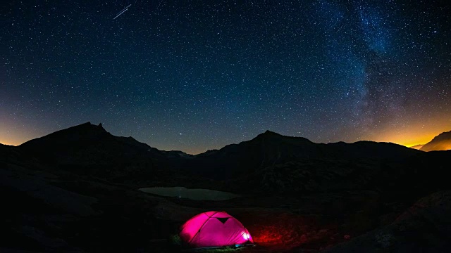 时间流逝的银河旋转阿尔卑斯山与雾