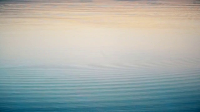石头浮在水面上