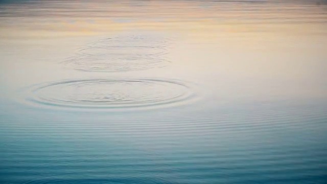 详情图-石头浮在水面上