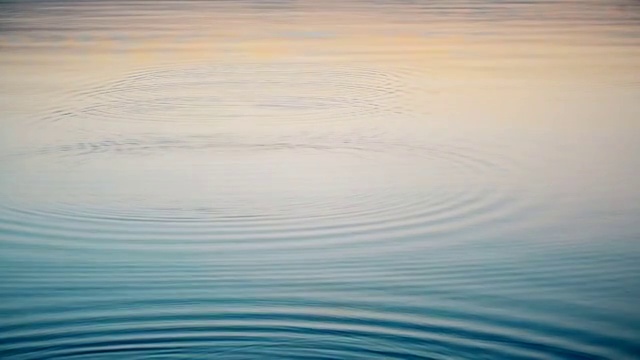 详情图-石头浮在水面上