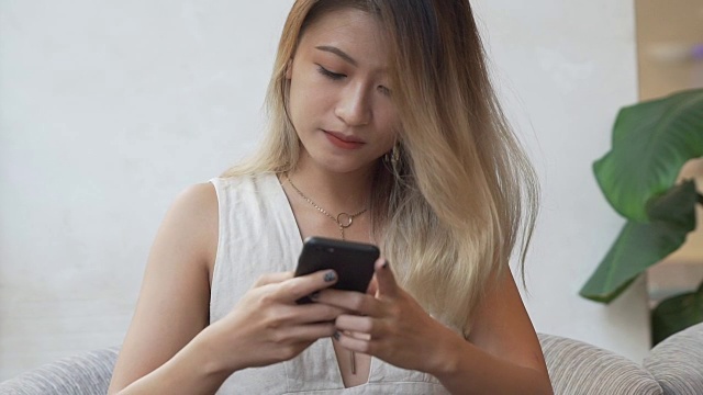 女商人在智能手机上使用应用程序