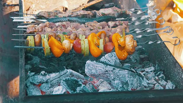 詳情圖-燒烤配美味的烤肉和蔬菜