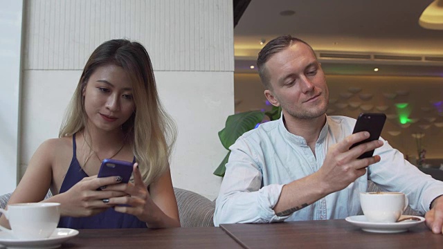 年轻人用智能手机工作。