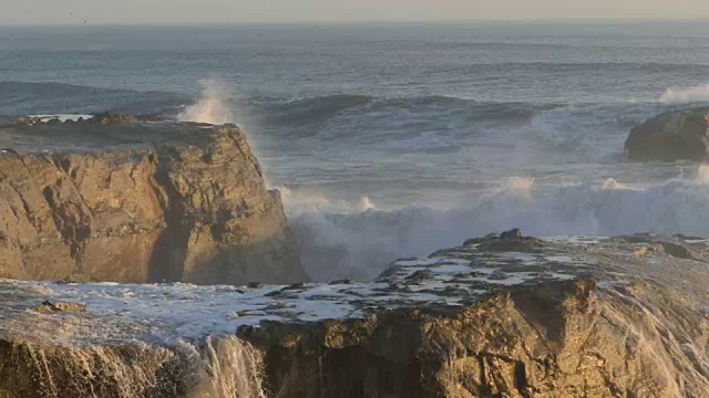 大浪撞击岩石悬崖的慢镜头