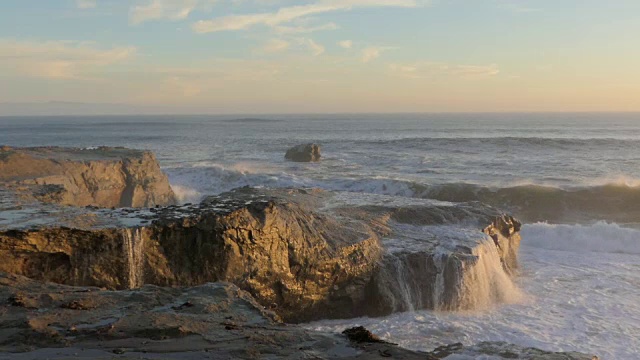 詳情圖-巨大的海浪沖擊著加利福尼亞的懸崖峭壁
