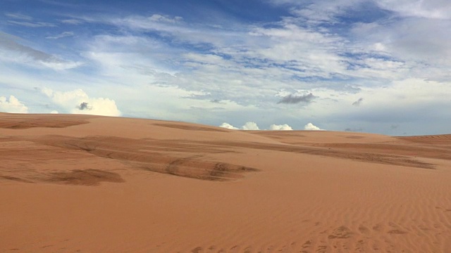 沙漠景观。撒哈拉风吹沙。干旱、干燥的沙漠景观。在沙丘里吹沙子