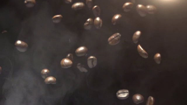 烘焙咖啡豆飘落