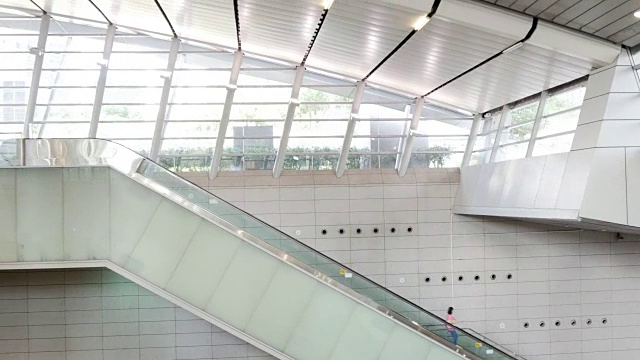 乘坐香港地铁自动扶梯大厅全景4k中国