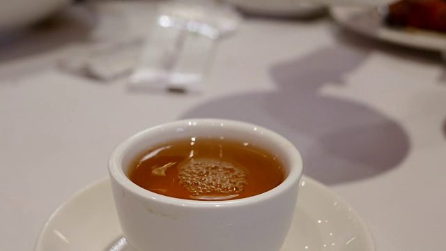 在中餐馆里倒热茶