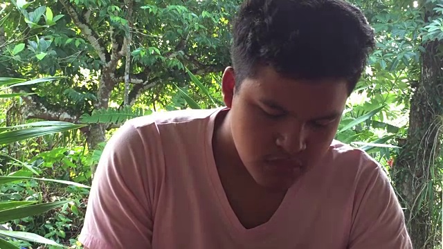 泰国男子吃米饭