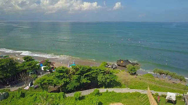 航拍:通往沙滩的海岸公路上挤满了冲浪者