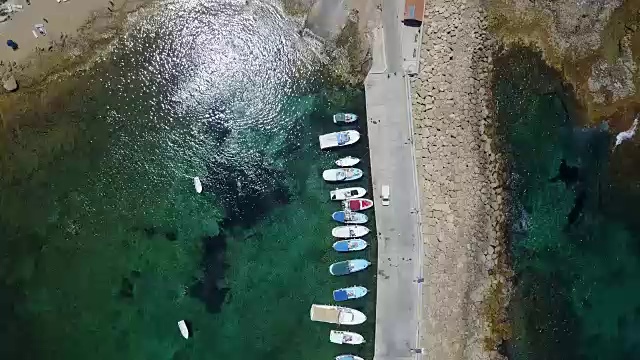 一个小港口。蓝色的美丽的海湾。塞浦路斯。度假胜地。地中海。交通工具。假期