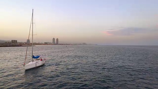 海上航行的游船