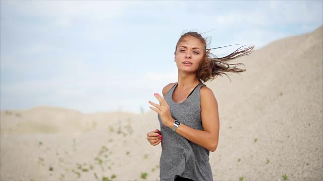 詳情圖-婦女積極地就地跑，以使身體的肌肉熱身