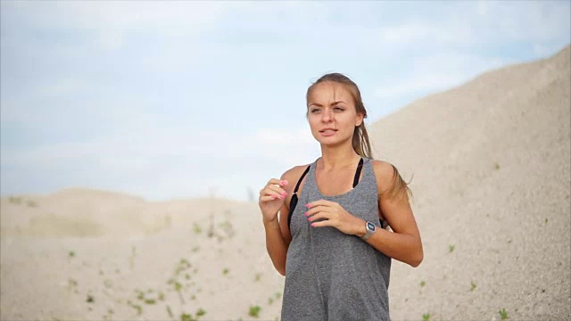 詳情圖-婦女積極地就地跑，以使身體的肌肉熱身