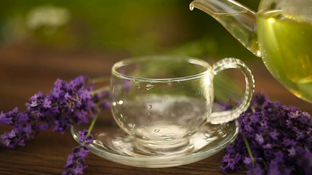 詳情圖-漂亮的水晶杯里裝著薰衣草茶
