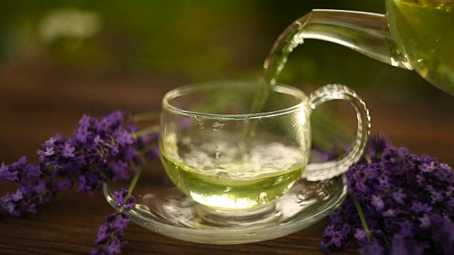 詳情圖-漂亮的水晶杯里裝著薰衣草茶