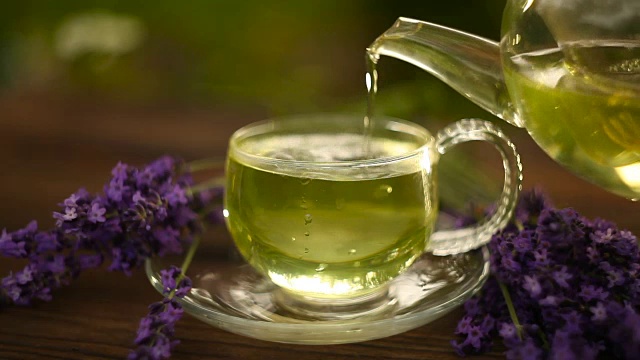 詳情圖-漂亮的水晶杯里裝著薰衣草茶
