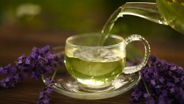 詳情圖-漂亮的水晶杯里裝著薰衣草茶