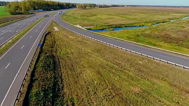 汽车和卡车在十字路口行驶。公路的无人机视图