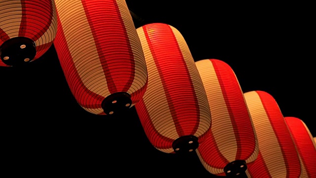 纸红白的日本灯笼在黑暗的天空中闪耀