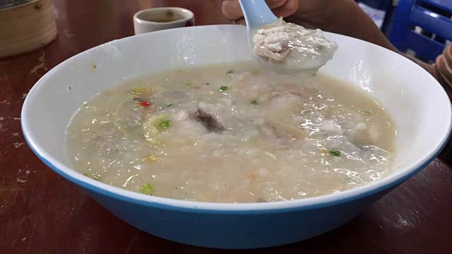 吃稀饭的女人