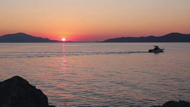 美丽的日落在傍晚时间在海上的风景