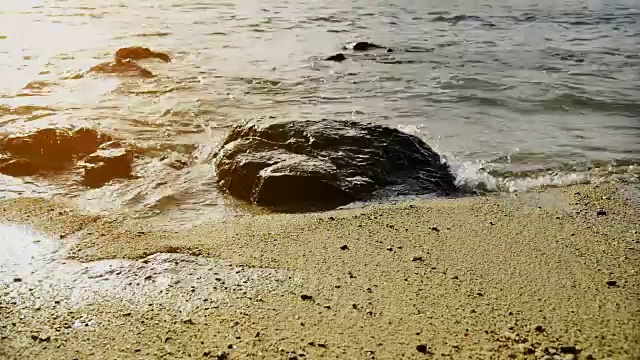 海浪在海上日落或日出景观自然和海滩沙与天空在晨光