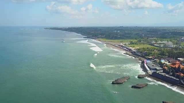 图片:冲浪者在豪华旅游胜地的巴厘岛沙滩上冲浪