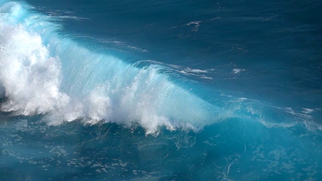 热带海水中巨大的泡沫状海浪拍打着溅起的水珠