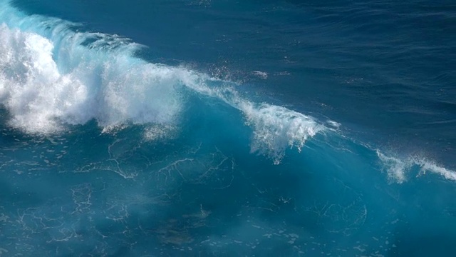 详情图-热带海水中巨大的泡沫状海浪拍打着溅起的水珠