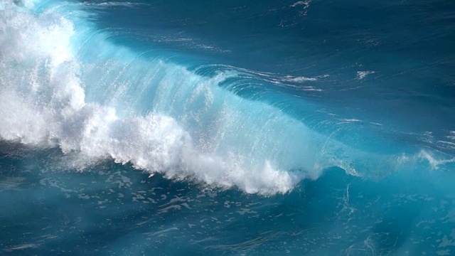 详情图-热带海水中巨大的泡沫状海浪拍打着溅起的水珠