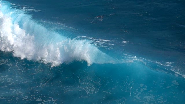详情图-热带海水中巨大的泡沫状海浪拍打着溅起的水珠