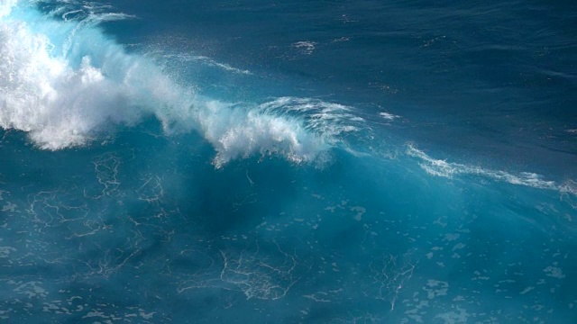 详情图-热带海水中巨大的泡沫状海浪拍打着溅起的水珠