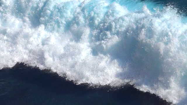詳情圖-慢鏡頭:熱帶海洋中巨大的泡沫狀海浪沖向海岸