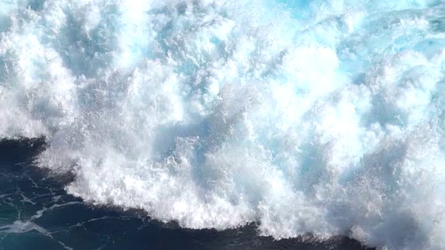 詳情圖-慢鏡頭:熱帶海洋中巨大的泡沫狀海浪沖向海岸