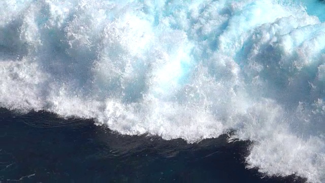 詳情圖-慢鏡頭:熱帶海洋中巨大的泡沫狀海浪沖向海岸