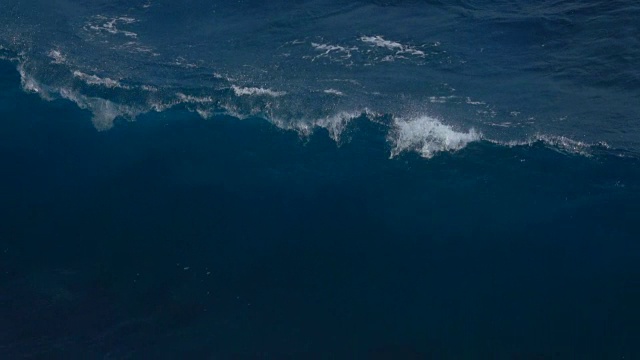 詳情圖-慢鏡頭:熱帶海洋中巨大的泡沫狀海浪沖向海岸