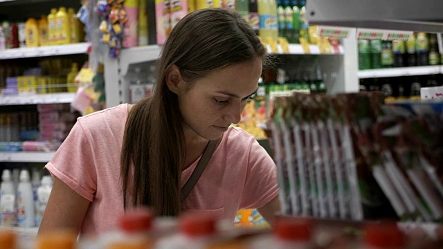 女人在购物中心的食品杂货店选购商品的肖像