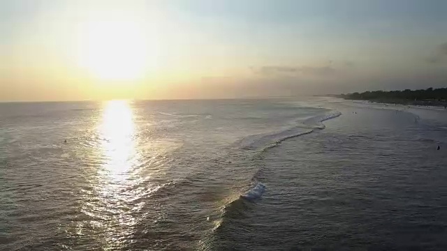 海滩和日落的鸟瞰图