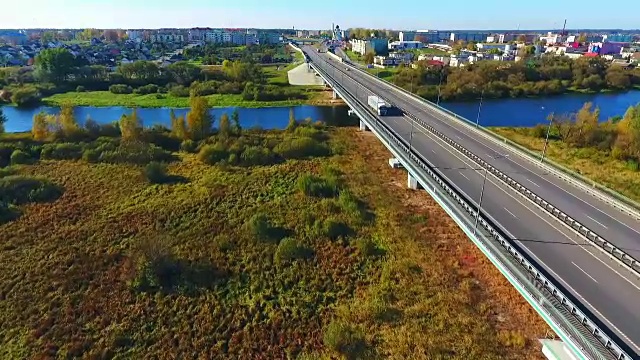 城市景观中的高速公路。城市道路景观