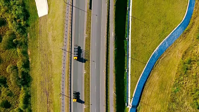 俯视图汽车和货车在高速公路上移动。在桥上行驶的汽车