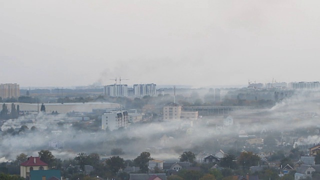 来自煤炭和工业排放的危险烟雾笼罩着工业城市和生态
