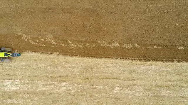 农业拖拉机在种植转基因小麦前犁地。