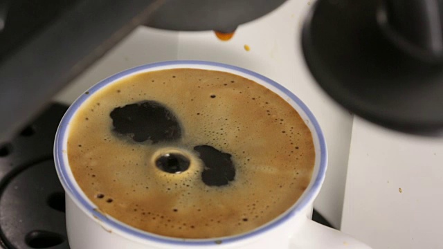 用咖啡机制作浓缩咖啡
