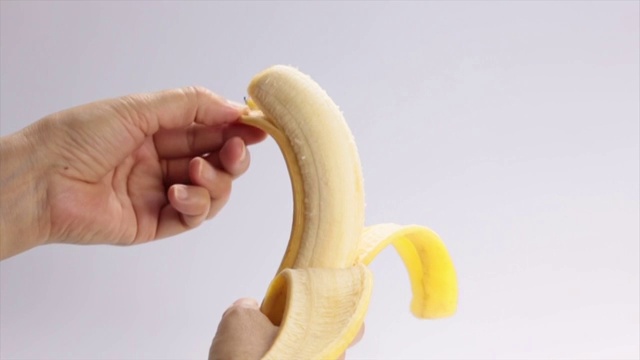 剥一根香蕉