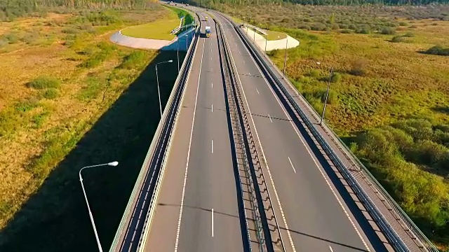 无人机查看公路景观。汽车在公路桥上行驶