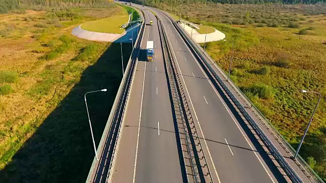 詳情圖-無人機(jī)查看公路景觀。汽車在公路橋上行駛