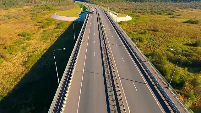 詳情圖-無人機(jī)查看公路景觀。汽車在公路橋上行駛