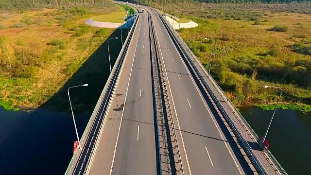 詳情圖-無人機(jī)查看公路景觀。汽車在公路橋上行駛
